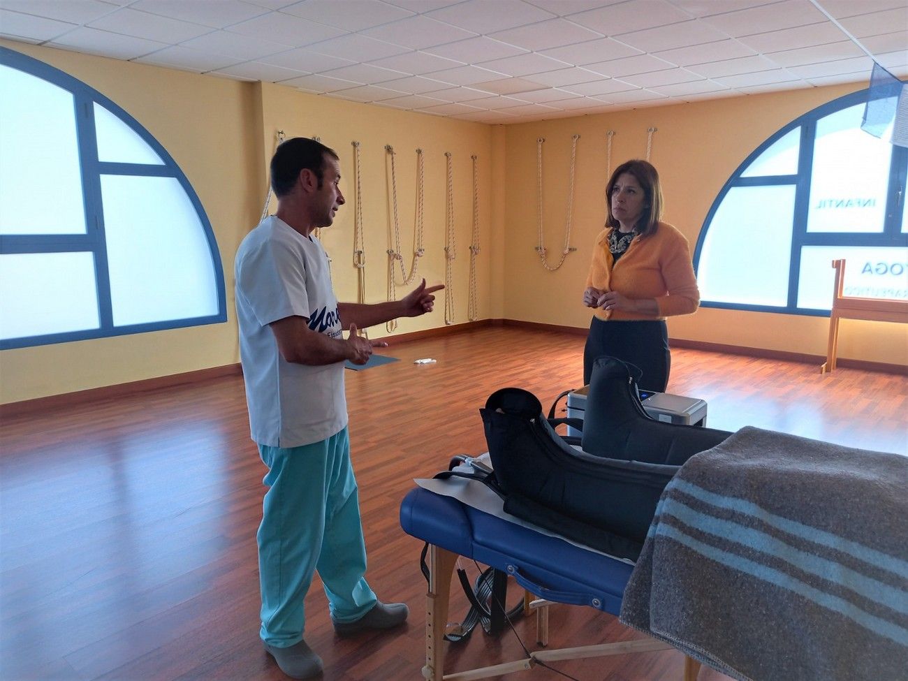 La alcaldesa de Telde visita el Centro de Fisioterapia Deportiva Mare, con tecnología puntera en Canarias