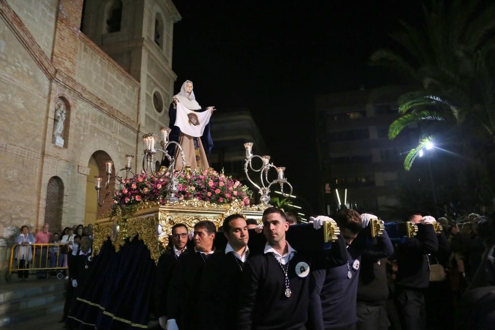 Procesión del Santo Entierro de Cristo en Torrevieja, Viernes Santo, con la participación de 18 imágenes y 154 cofradías