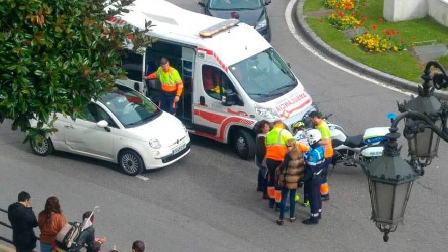 Los sanitarios, ayer, durante la asistencia al ciclista herido en la rotonda de San Lázaro.