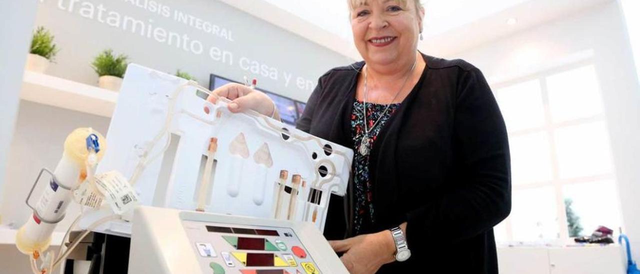 Nikki Pacy, enfermera especialista en Nefrología en el Queen Alexandra Hospital, en el Reino Unido, junto a una máquina de diálisis domiciliaria, ayer, en el Palacio de Congresos de Buenavista.