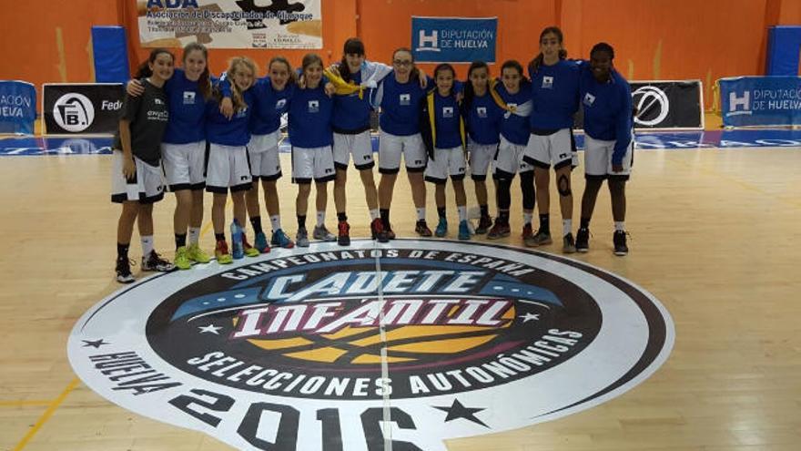 La selección infantil femenina tras su partido de ayer por la tarde.