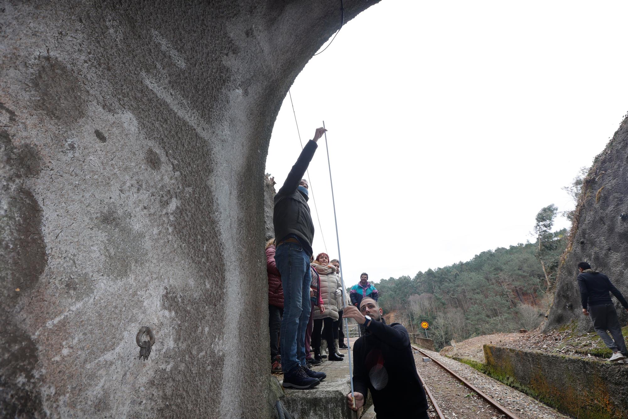 EN IMÁGENES: Un grupo de vecinos de Cudillero protagoniza una "medición irónica" para "informar" a Renfe y Adif de las dimensiones "reales" de un túnel de Feve.