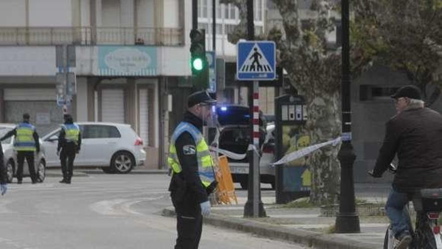 Policía Local, ayer en las calles de Cangas. // Santos Álvarez