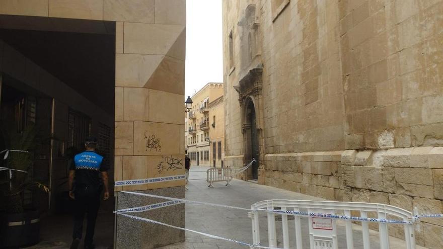 Vuelven a acordonar dos puertas de Santa María por desprendimientos de la fachada