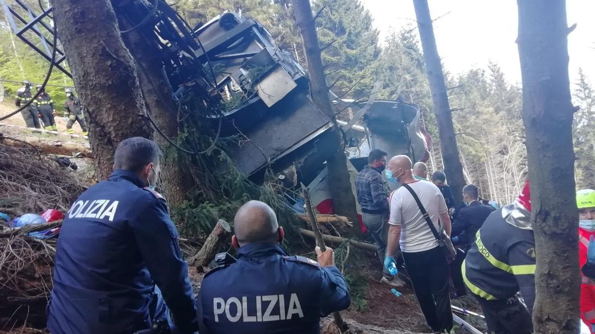 Policía y equipos de rescate junto al teleférico accidentado.