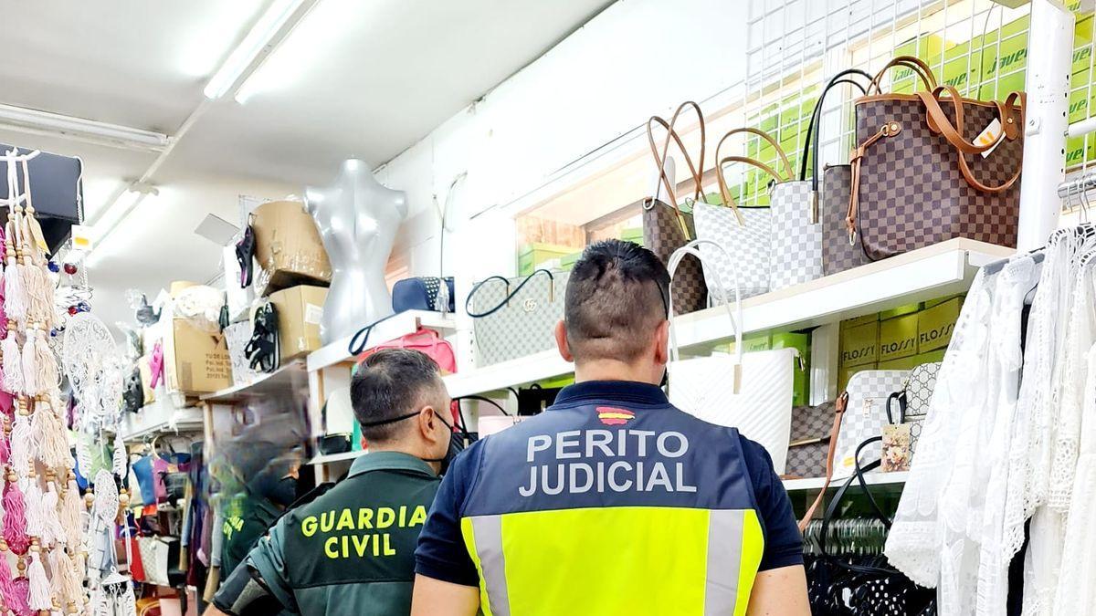 La Guardia Civil interviene 1.400 productos falsos en Cala Egos y sa Coma