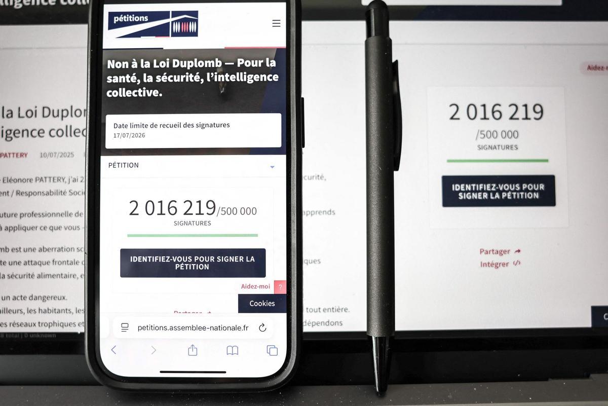 Campaña de recogida de firmas contra la ley Duplomb en redes sociales.