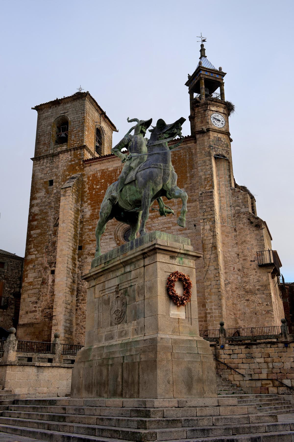 La plaza principal de Trujillo con un monumento a los conquistadores de la tierra
