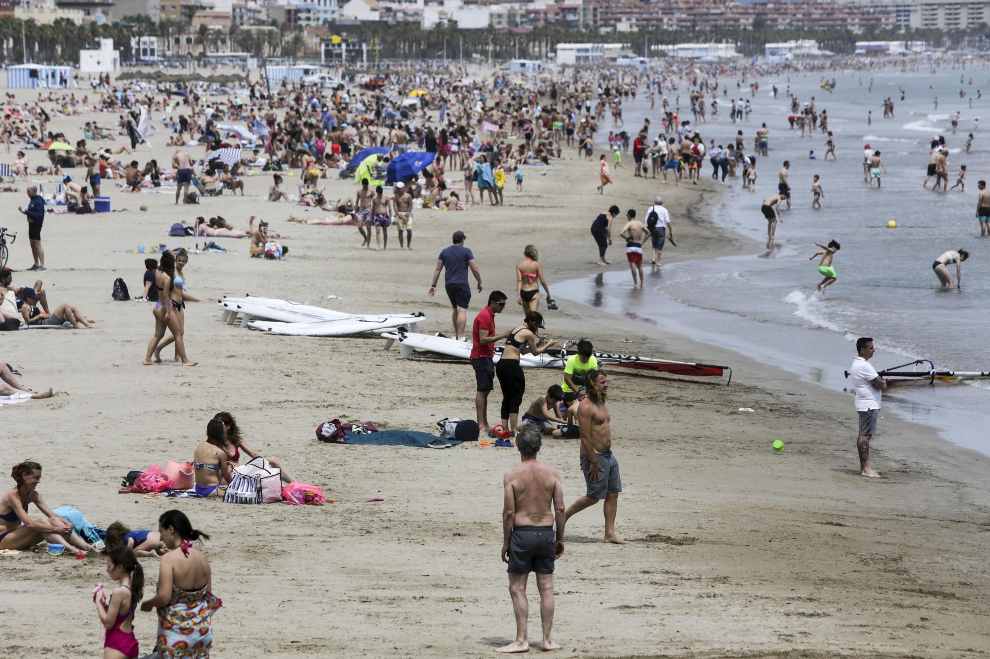 Los turistas abarrotan las playas y las terrazas