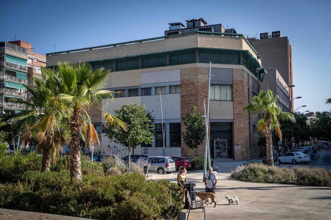 Sant Adrià ultima la compra de un edificio a Telefónica por dos millones de euros para hacer pisos para mayores