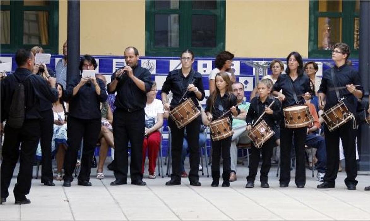 La colla la Brama, de Bonrepòs i Mirambell, a l'inici de la mostra de Cant d'Estil, ahir a la Beneficència.