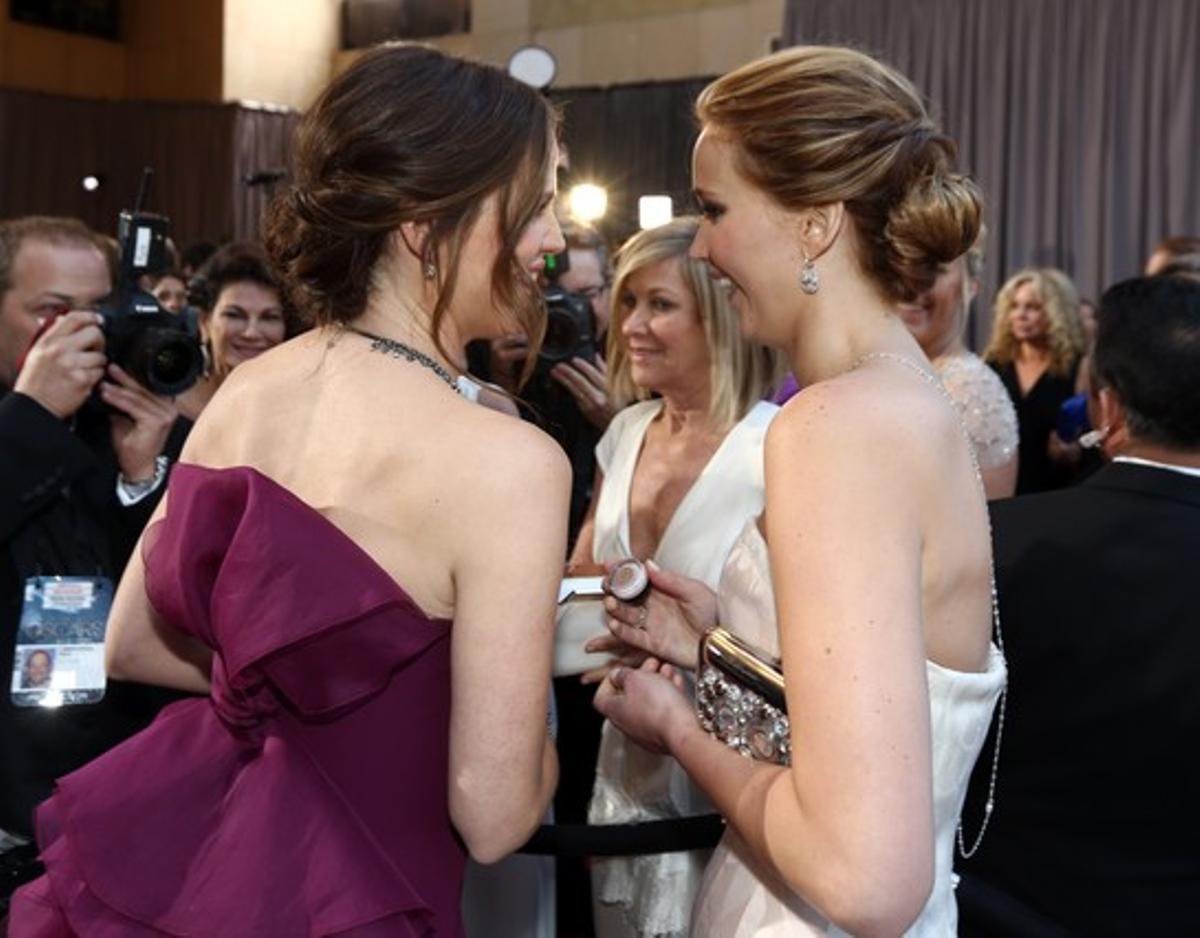 Jennifer Garner (esquerra) i Jennifer Lawrence parlen durant la gala dels Oscars.