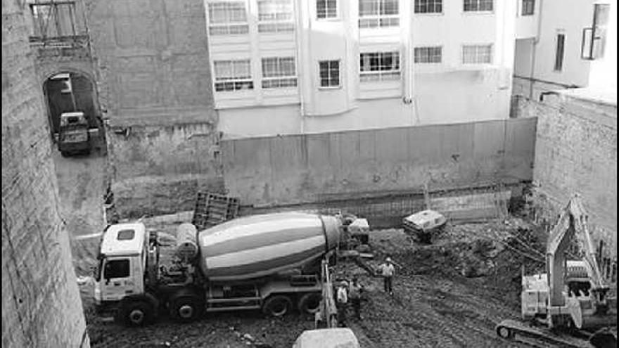 La Xunta ha dado permiso a la reanudación de las obras en el solar de la Plaza de Compostela. / J. LORES