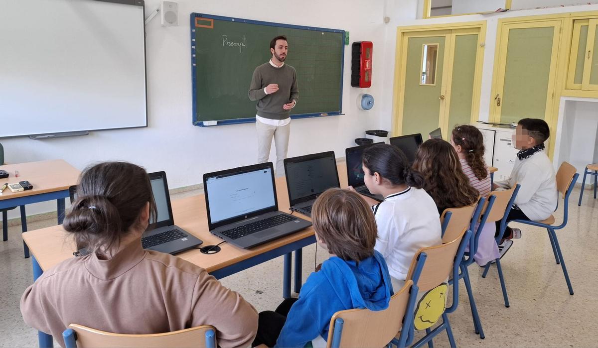 Profesor y alumnos durante una clase