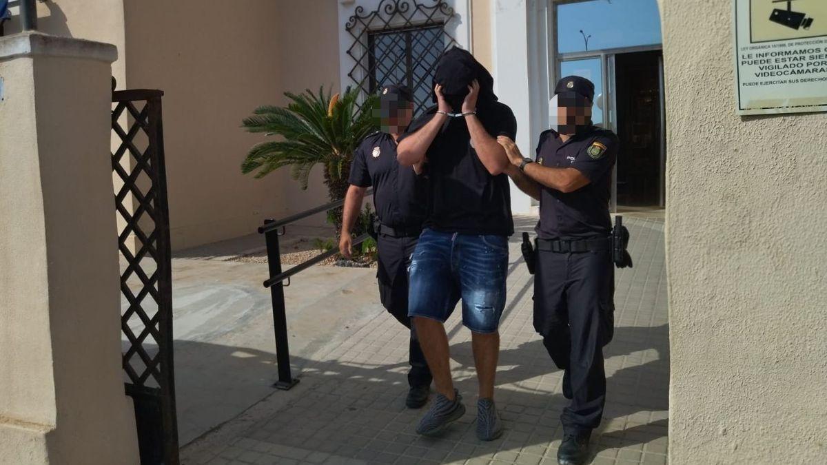 Traslado de uno de los detenidos en Dénia. A. PADILLA