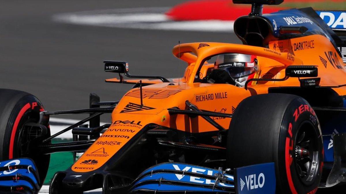 Carlos Sainz al volante del McLaren en Silverstone