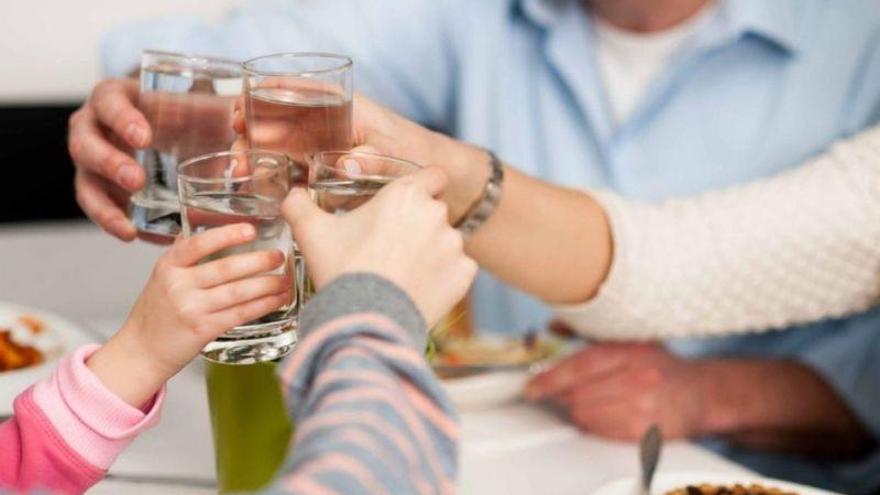 El 30% de los españoles cree que brindar con agua trae mala suerte