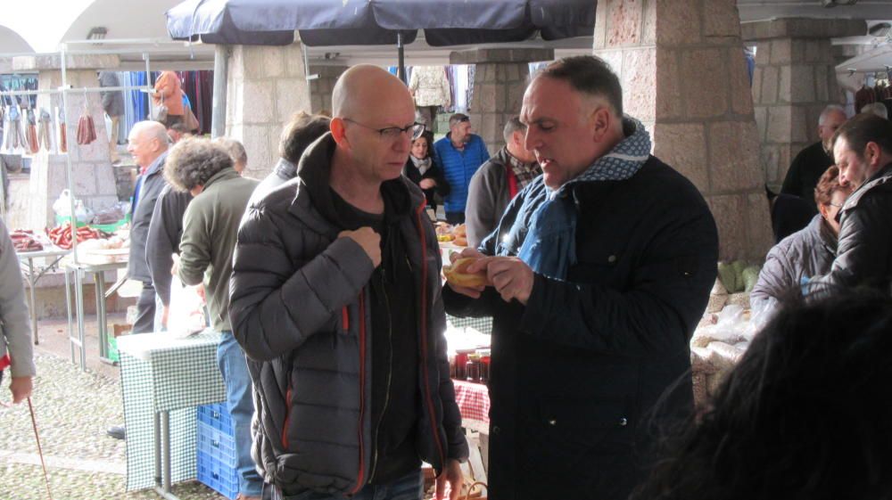 El chef José Andrés revoluciona "la plaza" de Cangas de Onís