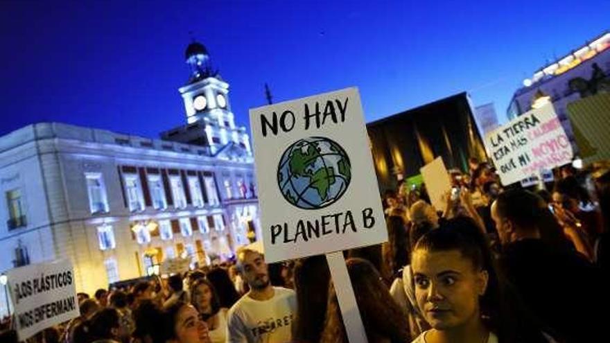 Una chica con una pancarta en la Puerta del Sol de Madrid.  // J. Medina