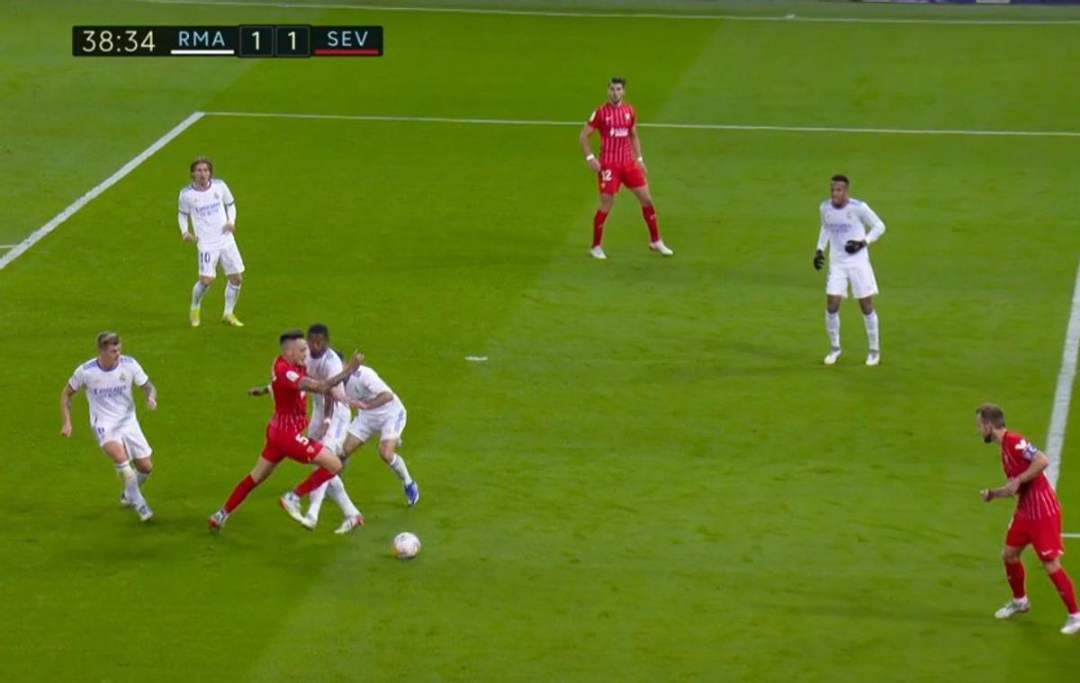 Penalti de Alaba a Ocampos no sancionado en el Madrid-Sevilla de la primera vuelta Penalti de Alaba a Ocampos no sancionado en el Madrid-Sevilla de la primera vuelta