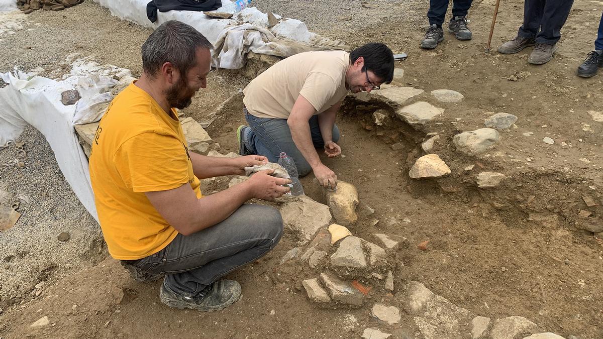 Investigadors treballant al jaciment de Llívia.