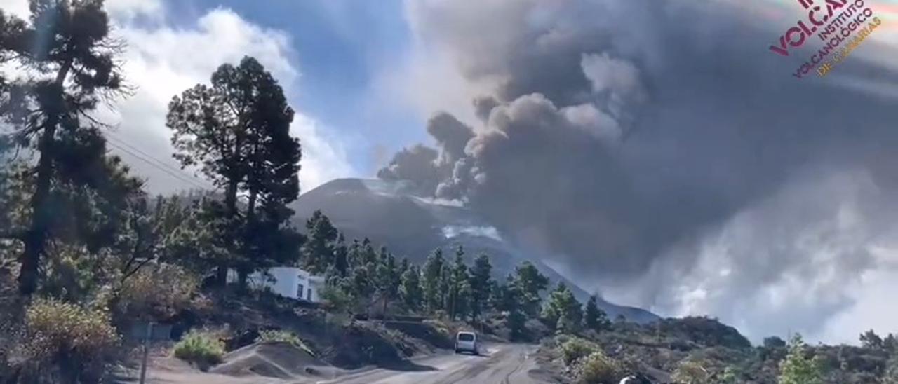 Parte del cono principal del volcán de La Palma se derrumba este sábado