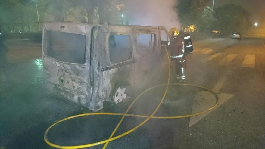 Uno de los vehículos incendiados en Aldaia esta madrugada.