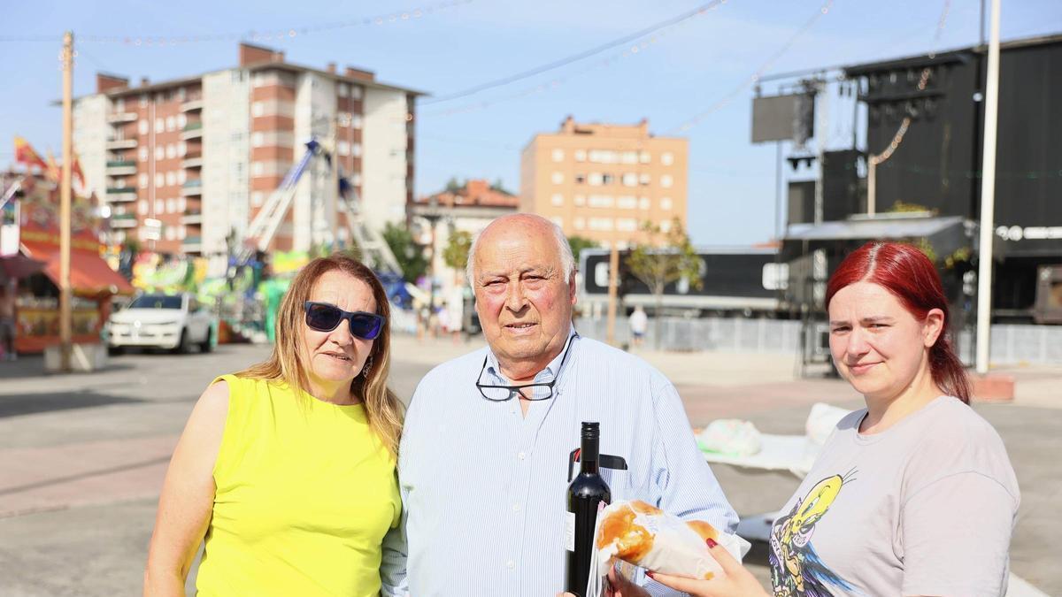 Por la izquierda, Clara María Iglesias, Paulino Álvarez y Beatriz Álvarez, durante el reparto.