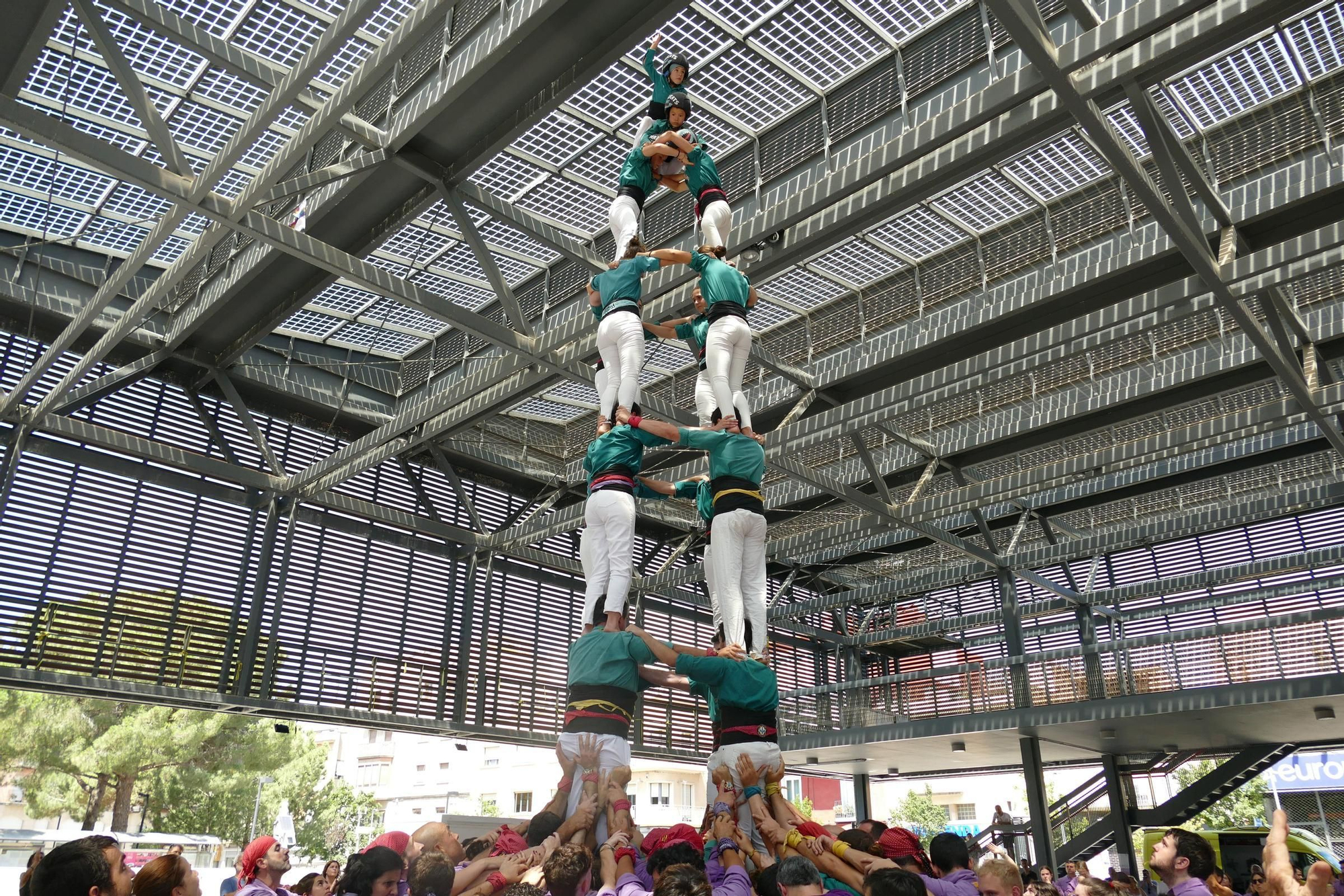 La plaça Catalunya de Figueres s’omple de castells en una Diada de Sant Pere marcada per calor