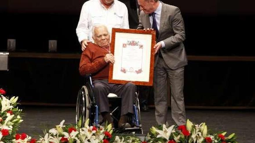 Gerado Díaz Solís, &quot;el Portu&quot;, en 2016, al recibir la medalla de plata de la ciudad.