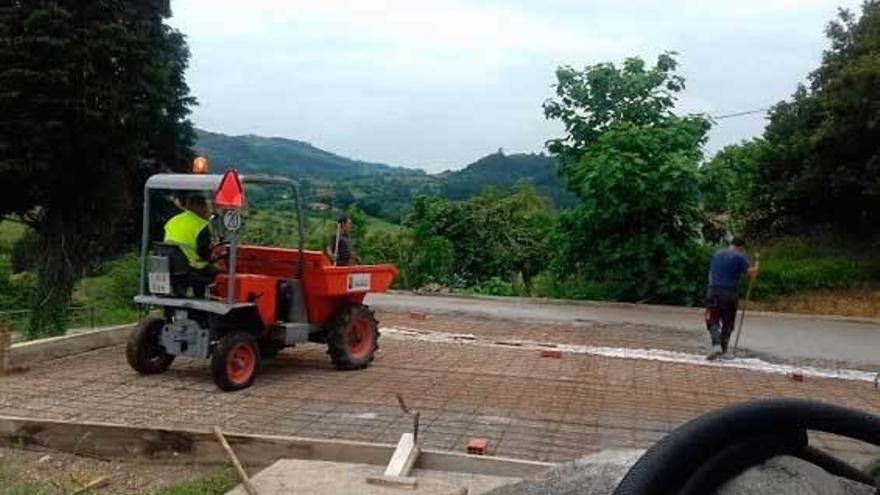 Los operarios municipales, trabajando en Sales.