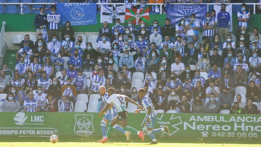 Aficionados deportivistas, ayer en las gradas de El Sardinero. |  // LOF