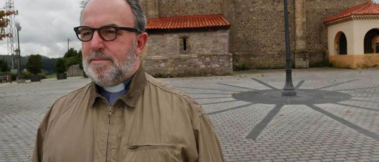 Vicente Pañeda, con la ermita de La Luz detrás.