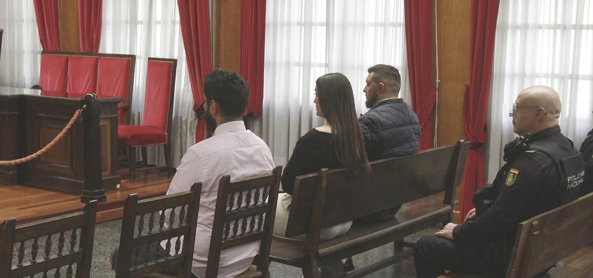 Los tres autores de los robos, en la Audiencia Provincial. El implicado por receptación compareció por videoconferencia | IÑAKI OSORIO