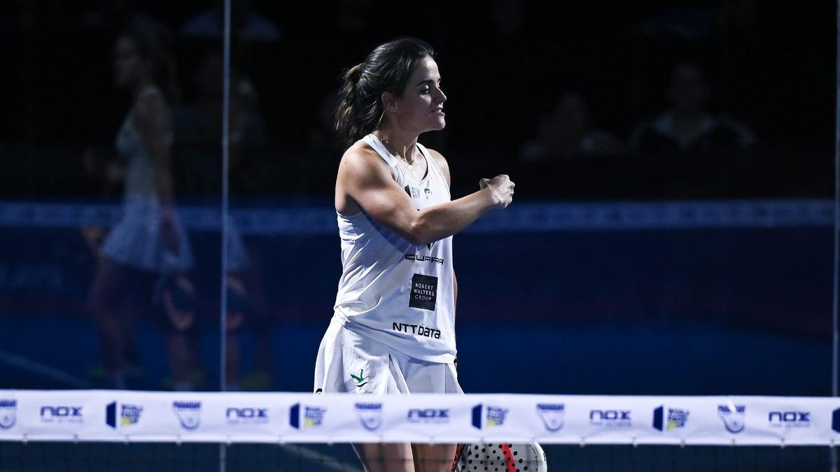 Paula Josemaría celebra un punto en el partido de cuartos de final de Paraguay.