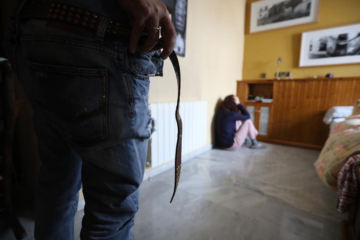 Una menor trata de protegerse en su vivienda.