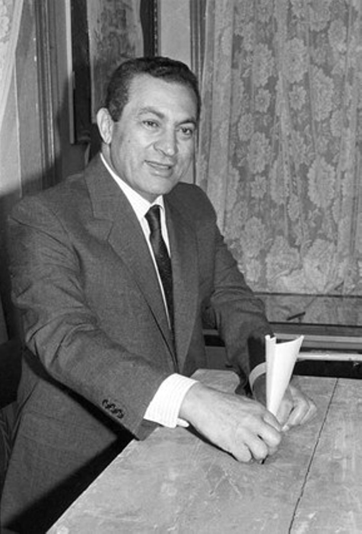 Hosni Mubarak introduce su voto en una urna, durante las elecciones parlamentarias de Egipto de 1987.