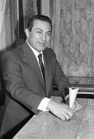 Hosni Mubàrak introdueix el seu vot en una urna, durant les eleccions parlamentàries d’Egipte del 1987.
