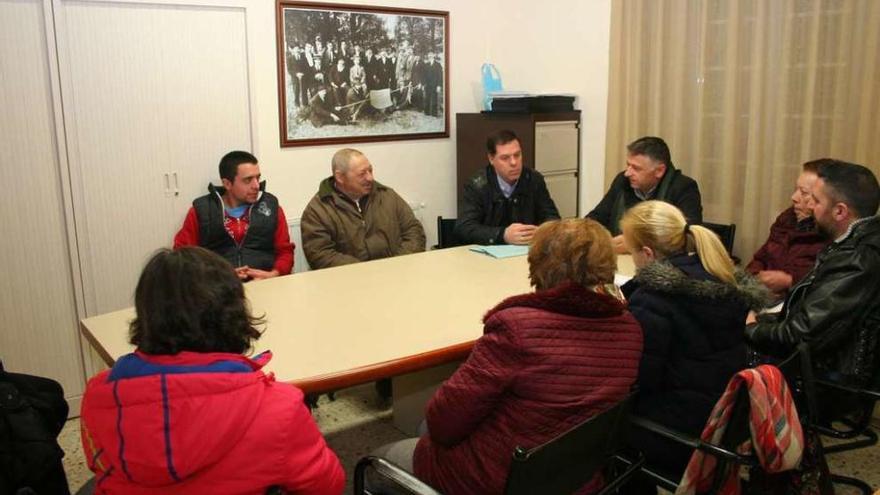 El alcalde, Manuel Cuiña, con miembros de los colectivos implicados en el homenaje.