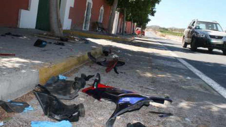 Restos de la motocicleta ayer ante el cementerio.