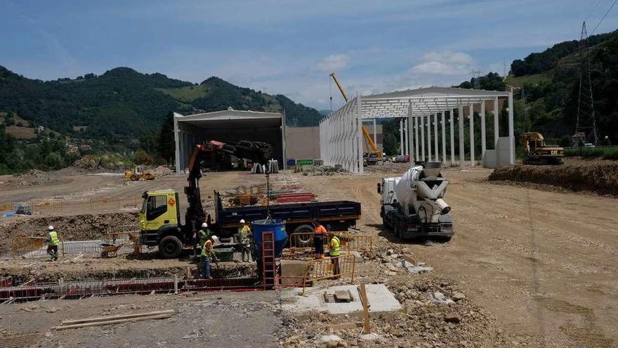 Obreros trabajando en la ampliación de la factoría de Asturiana de Laminados.