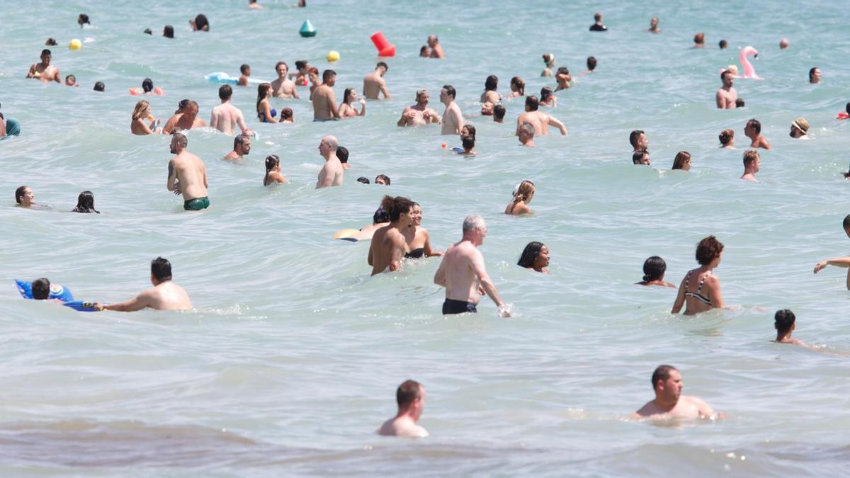 Agosto llega con las playas al completo en Alicante