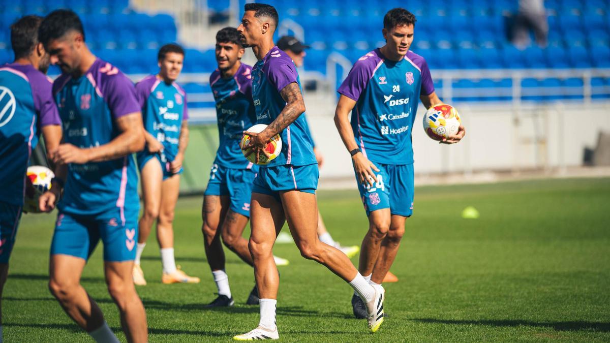 Facundo Agüero (24), junto a Maikel Mesa, en un entrenamiento en el estadio Heliodoro Rodríguez López.