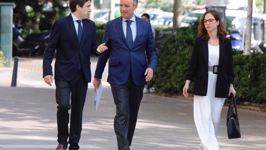 Francisco Camps, con su abogado, a la llegada a la Ciudad de la Justicia.