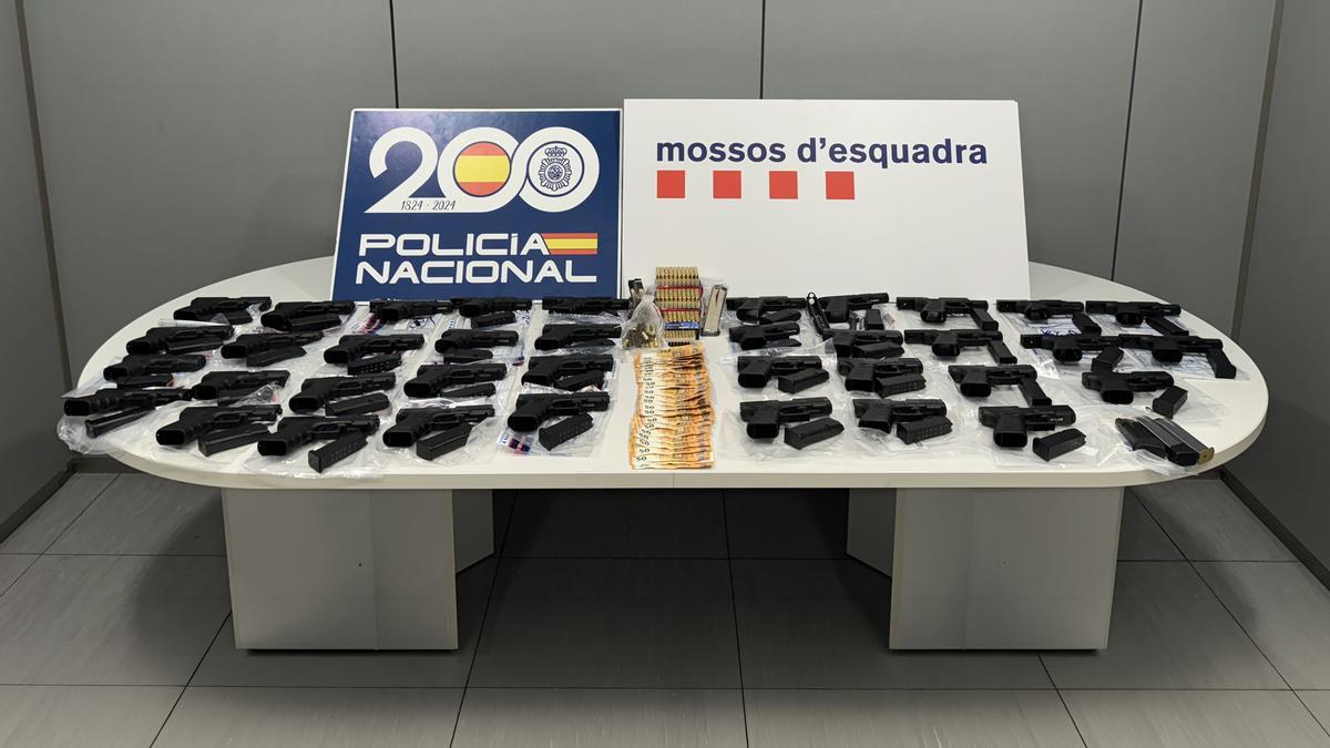 Les pistoles Glock d'imitació que es van trobar en la intervenció