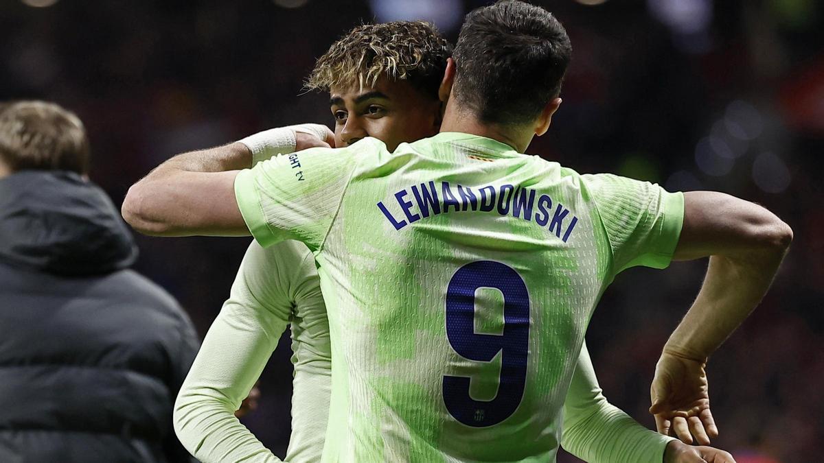 Lewandowski festeja con Lamine Yamal el 2-3 del Barça al Atlético en el Metropolitano.
