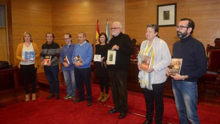 Antonio Magariños (tercero por la derecha) y Fátima Abal, en el centro, ayer en el Concello. // Noé Parga