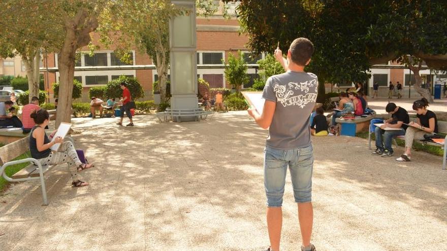 Estudiantes de Arquitectura, en el patio del campus de Alfonso XIII.