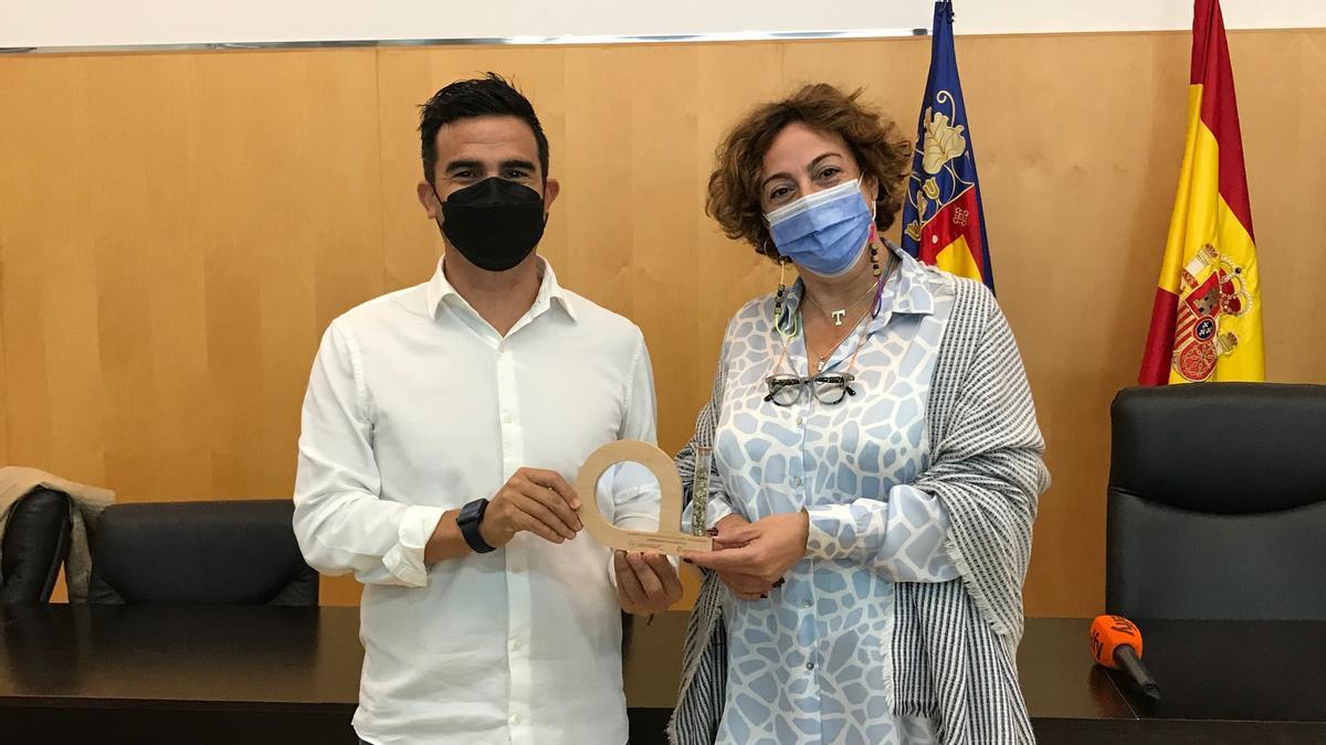 El concejal Antonio Meseguer y la alcaldesa Teresa Belmonte con el galardón 