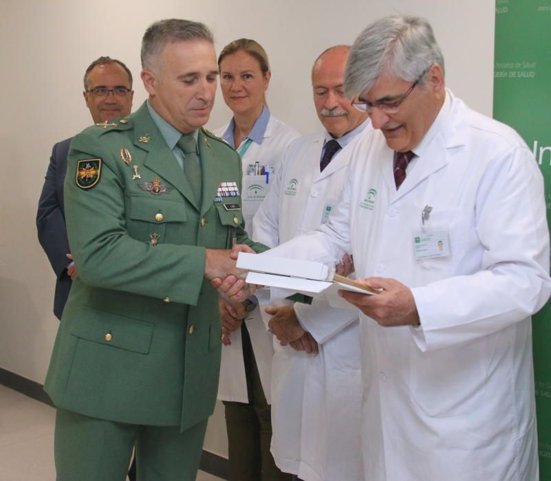 Visita de la Legión a los niños ingresados en el Hospital Materno.